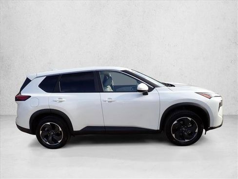 Used 2024 Nissan Rogue SV image 5