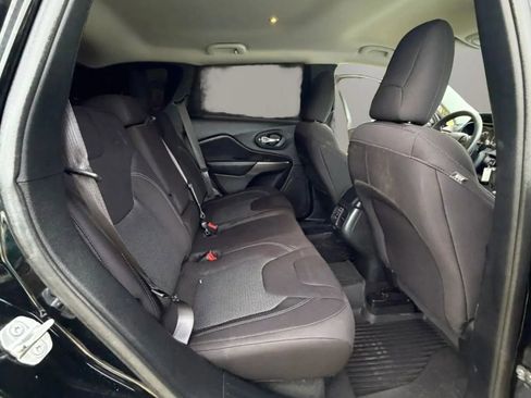 Used 2020 Jeep Cherokee Latitude FWD image 11