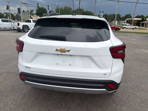 Used 2025 Chevrolet Trax LT FWD image 23