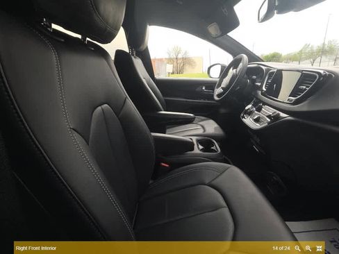 Used 2025 Chrysler Pacifica Select image 13