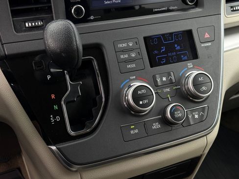 Used 2018 Toyota Sienna LE FWD image 15