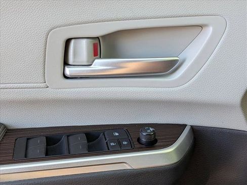 Used 2021 Toyota Sienna XLE image 4