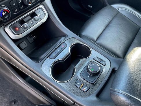 Used 2023 GMC Acadia SLT image 17