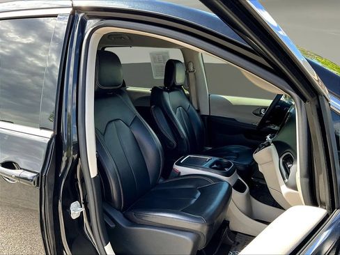 Used 2023 Chrysler Pacifica Touring-L FWD image 31
