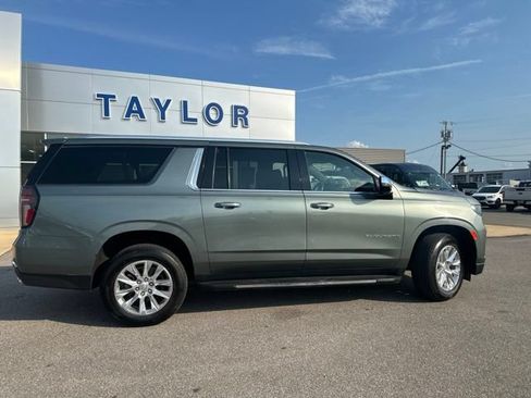 Used 2023 Chevrolet Suburban Premier AWD/4WD image 18