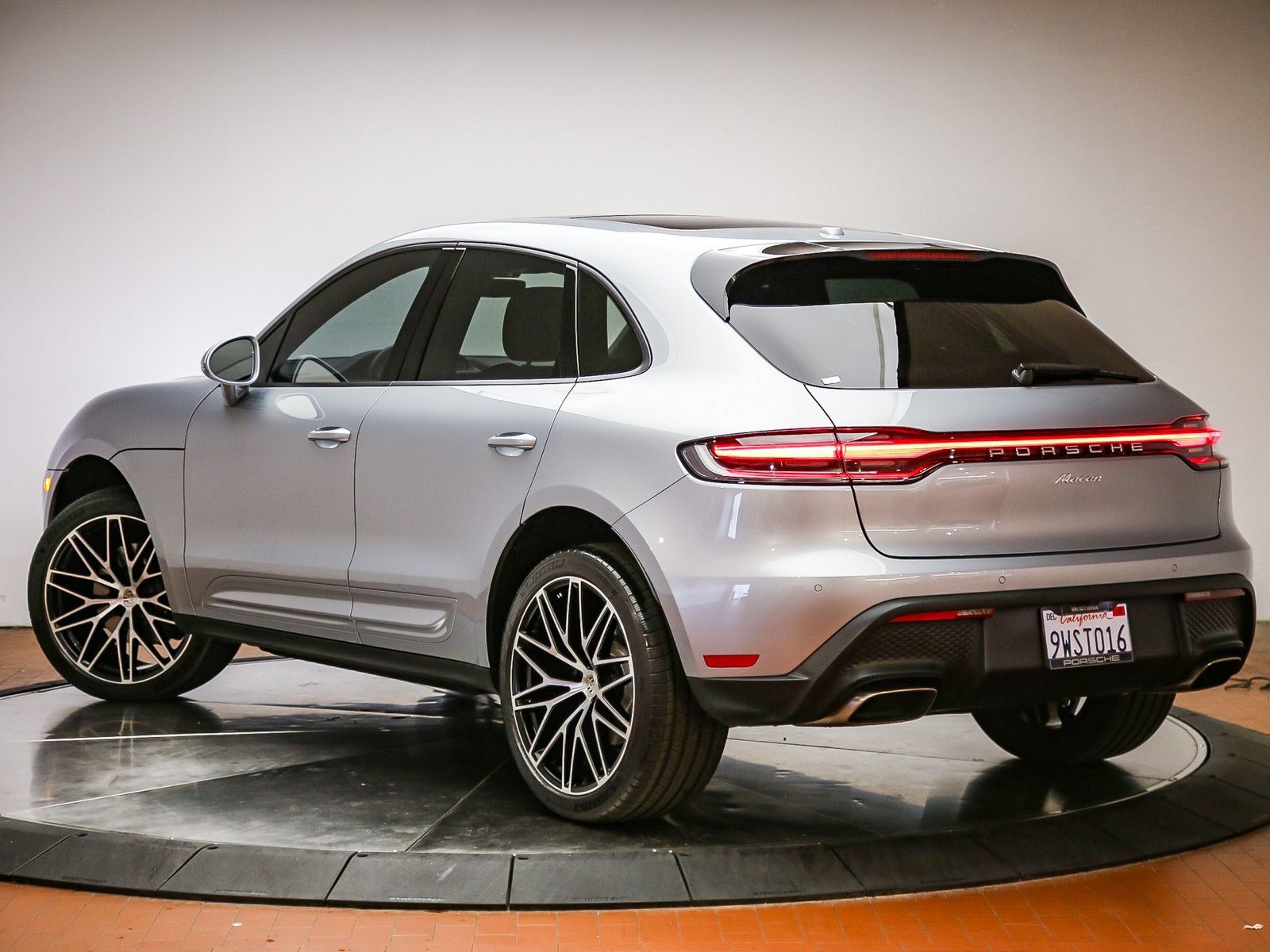 Certified 2025 Porsche Macan AWD/4WD image 5