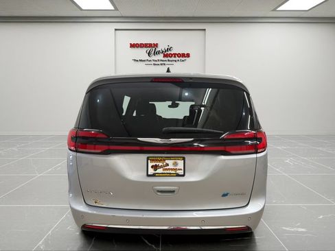 Used 2023 Chrysler Pacifica Touring-L FWD image 4
