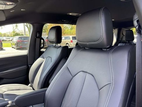 New 2027 Chrysler Pacifica Select FWD image 18
