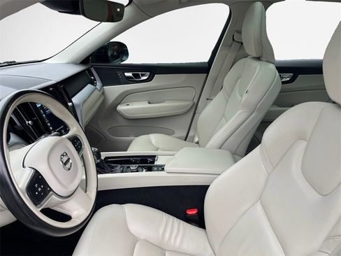 Used 2020 Volvo XC60 T5 Momentum image 12