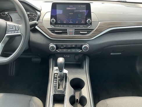 Used 2025 Nissan Altima 2.5 SV FWD image 14