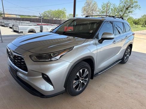 Used 2021 Toyota Highlander XLE FWD image 3