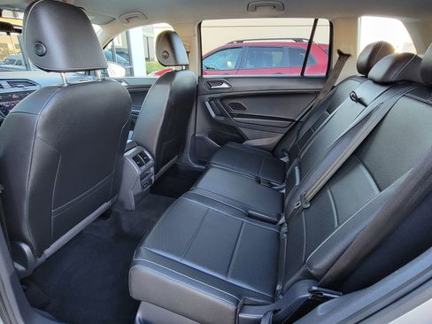 Used 2021 Volkswagen Tiguan SE image 17