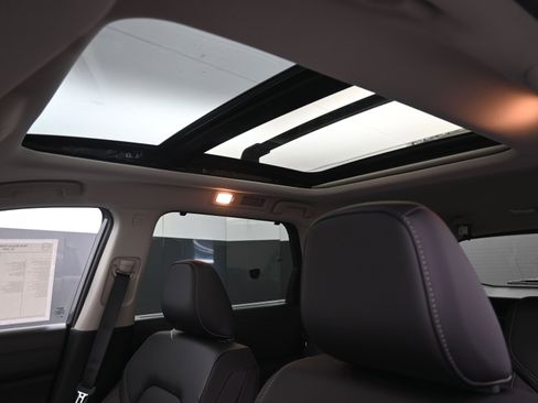 New 2026 Nissan Pathfinder SL w/ SL Premium Package FWD image 19