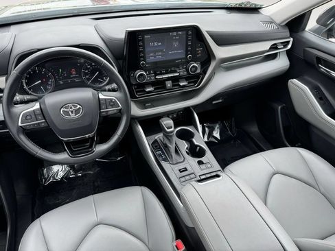 Used 2021 Toyota Highlander XLE AWD/4WD image 5