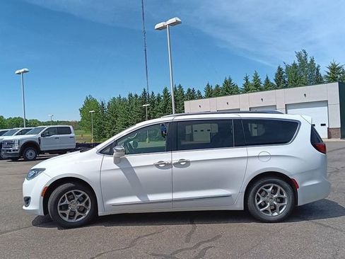 Used 2018 Chrysler Pacifica Limited FWD image 2