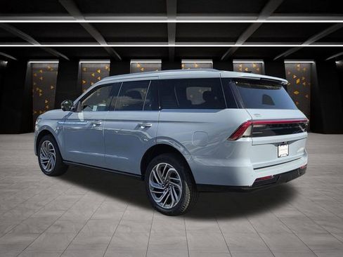 New 2026 Lincoln Navigator Reserve AWD/4WD image 3