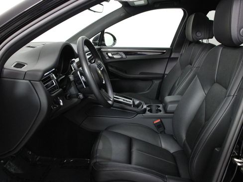 Certified 2025 Porsche Macan image 5