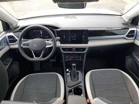 Certified 2025 Volkswagen Taos SE w/ Panoramic Sunroof Package image 15
