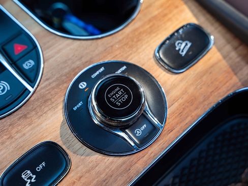 Used 2023 Bentley Bentayga image 38