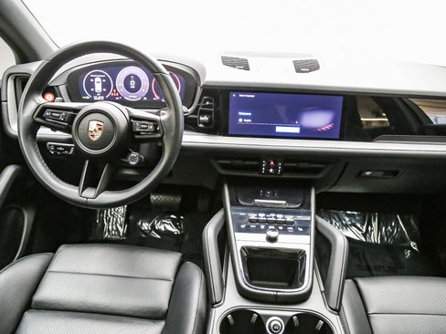 Certified 2024 Porsche Cayenne AWD/4WD image 16