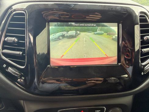Used 2019 Jeep Compass Latitude FWD image 14