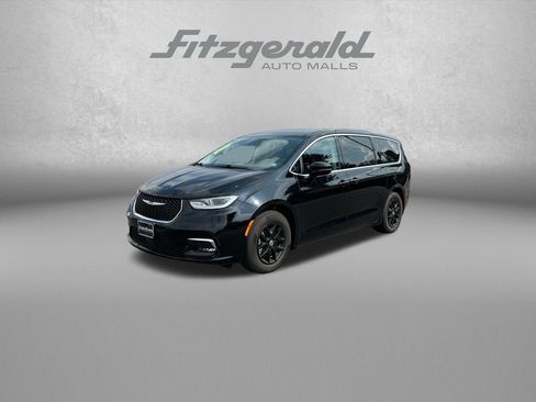 Used 2024 Chrysler Pacifica Touring-L FWD image 3