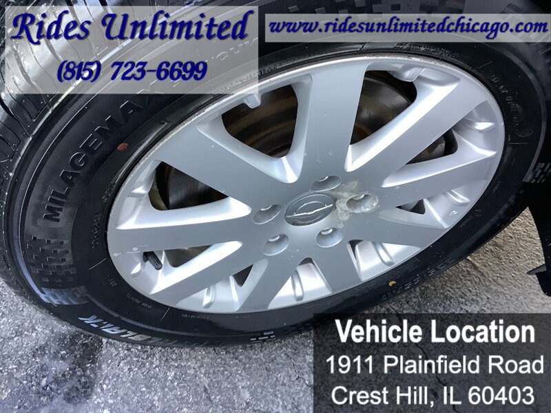 Used 2014 Chrysler Town & Country Touring FWD image 39