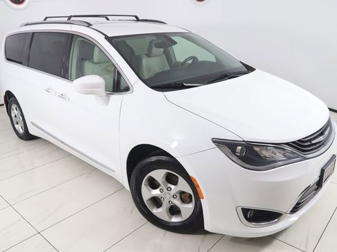 Used 2018 Chrysler Pacifica Touring-L FWD image 16