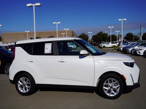 Used 2023 Kia Soul LX w/ Option Group 015 image 4