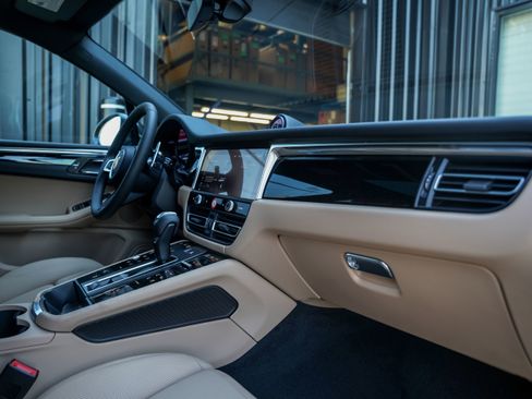 Certified 2025 Porsche Macan image 32