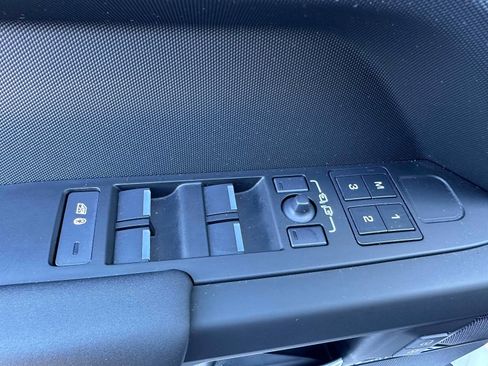 Used 2025 Land Rover Defender 110 S image 17