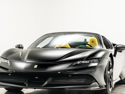 Used 2024 Ferrari SF90 Spider image 5