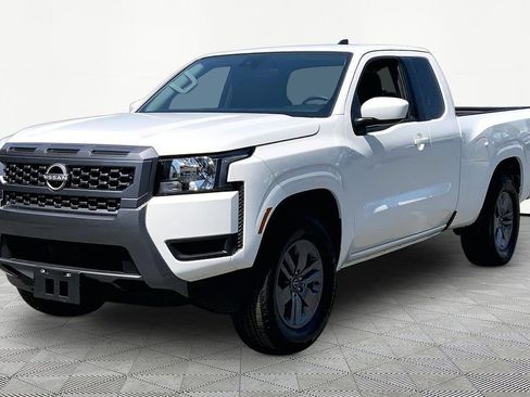 Used 2025 Nissan Frontier SV RWD image 3
