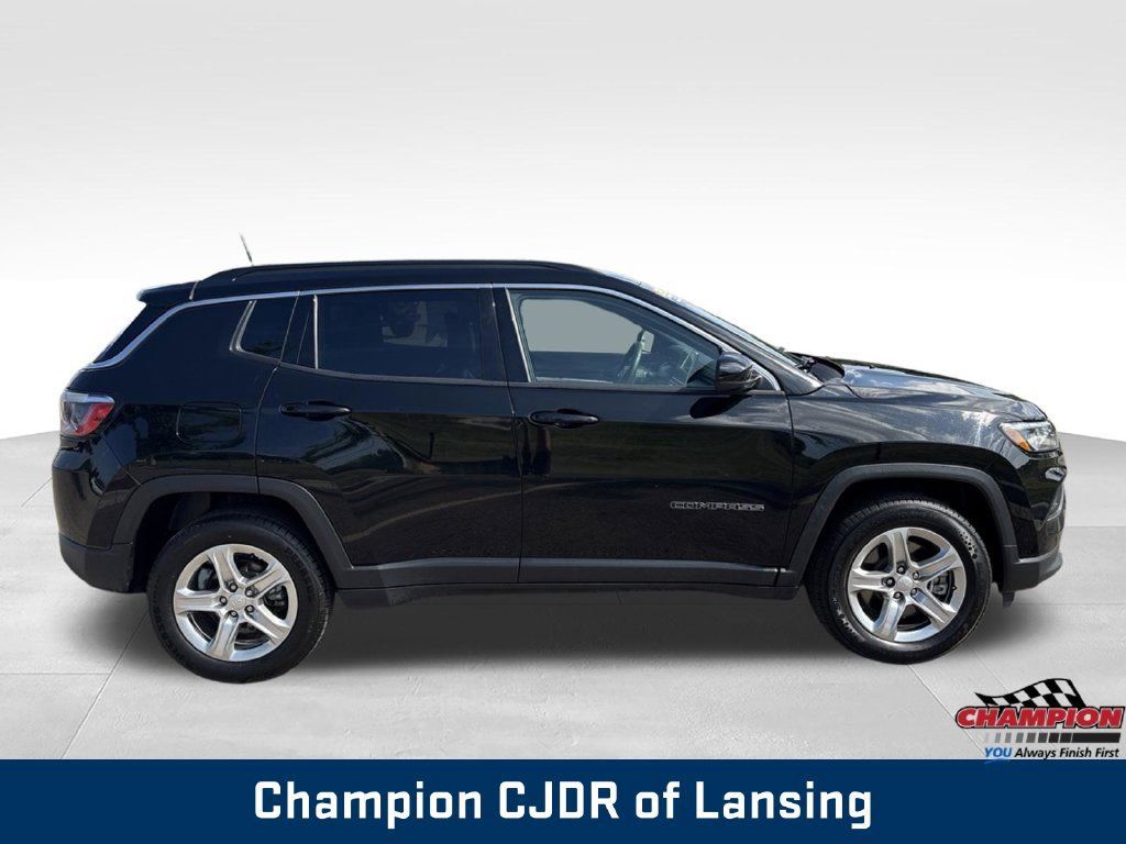 Used 2024 Jeep Compass Latitude AWD/4WD image 9
