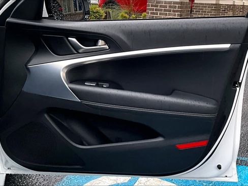 Used 2023 Genesis G70 2.0T image 41