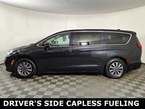 Used 2023 Chrysler Pacifica Touring-L image 2