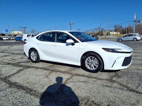 Used 2025 Toyota Camry LE image 6
