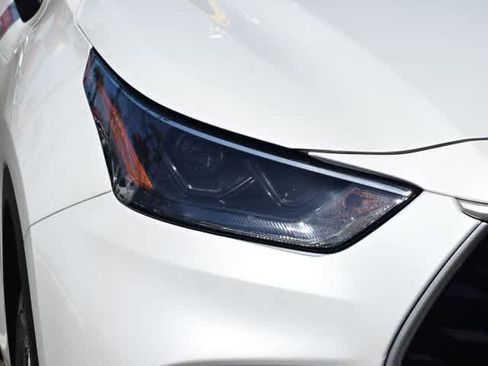 Used 2022 Toyota Highlander XLE FWD image 5