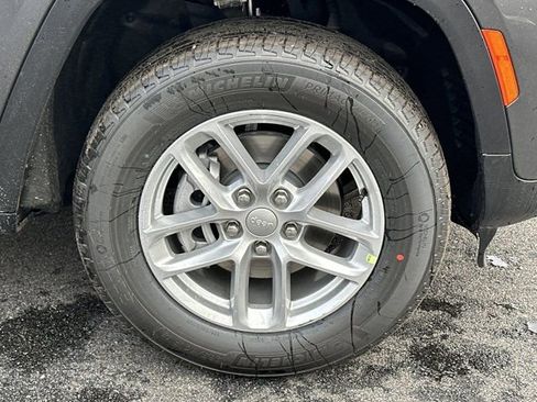 New 2025 Jeep Grand Cherokee Laredo image 12