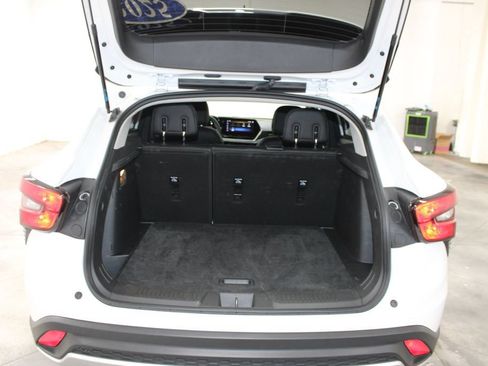 Used 2025 Chevrolet Trax LT FWD image 28