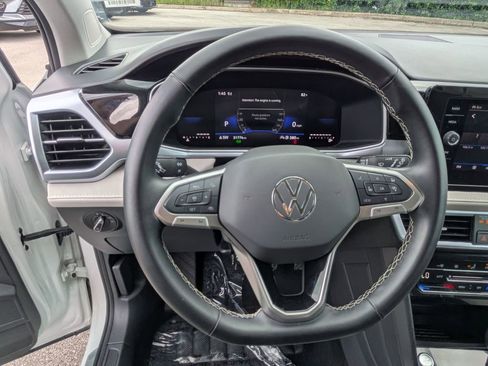 Used 2025 Volkswagen Taos SE AWD/4WD image 21