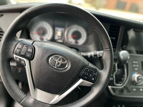 Used 2017 Toyota Sienna SE image 11