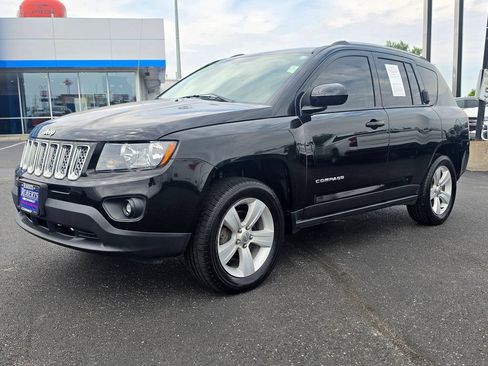 Used 2017 Jeep Compass Latitude AWD/4WD image 2