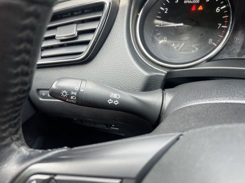 Used 2018 Nissan Rogue SV FWD image 10