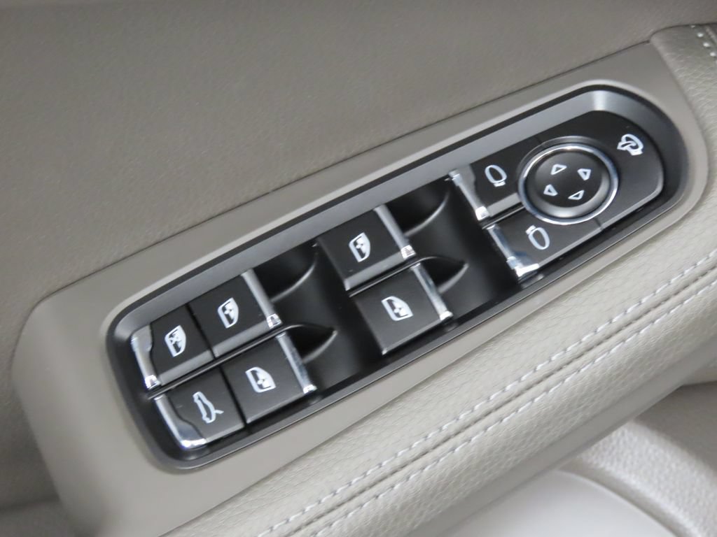 Certified 2026 Porsche Macan AWD/4WD image 38