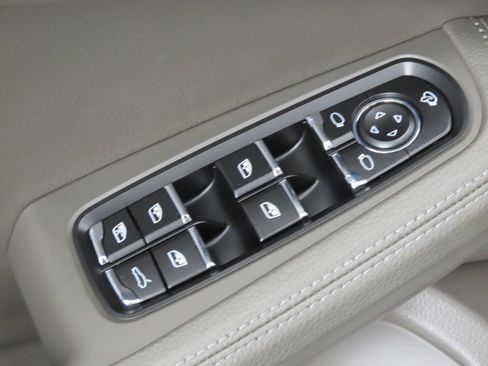 Certified 2026 Porsche Macan AWD/4WD image 38