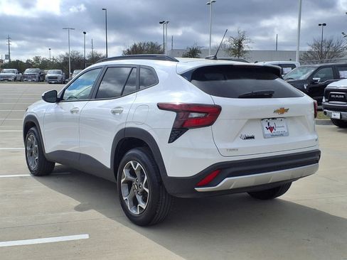 Used 2025 Chevrolet Trax LT image 2