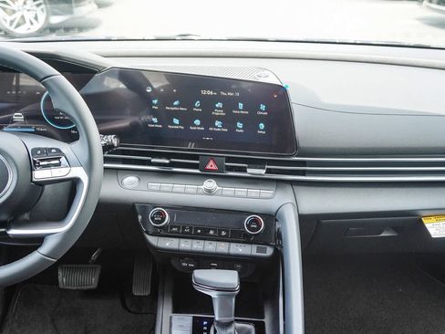Certified 2025 Hyundai Elantra SEL FWD image 19