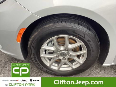 Certified 2024 Chrysler Pacifica Touring-L image 29