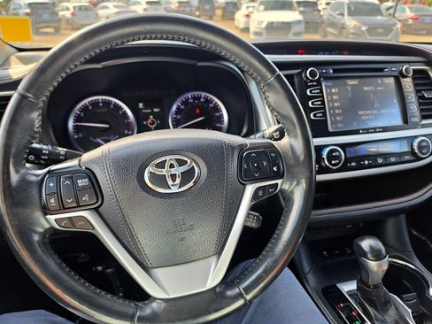 Used 2019 Toyota Highlander XLE AWD/4WD image 20